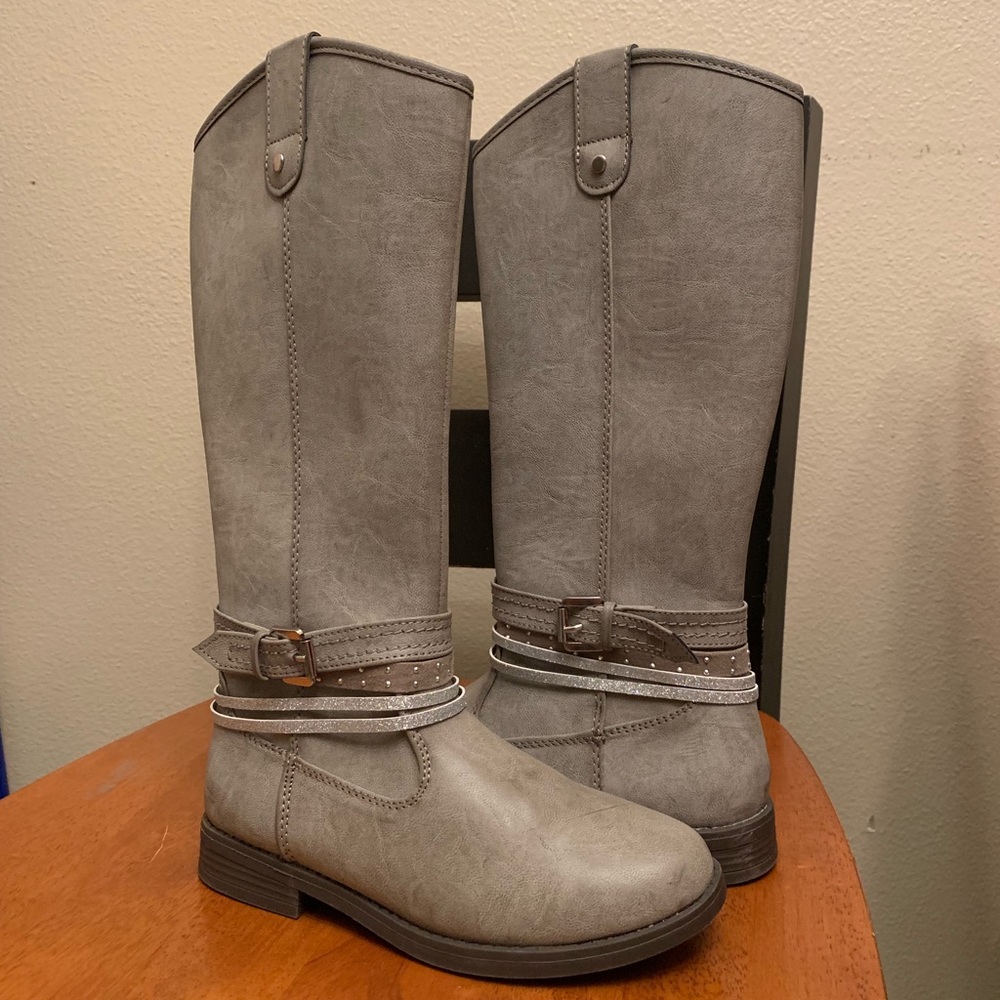 Girls size 3 tall boot